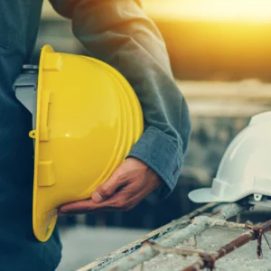 ouvrier avec casque sur un chantier