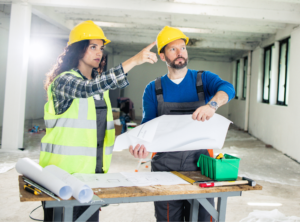 ”Des professionnels de la rénovation clé en main sur un chantier de construction”