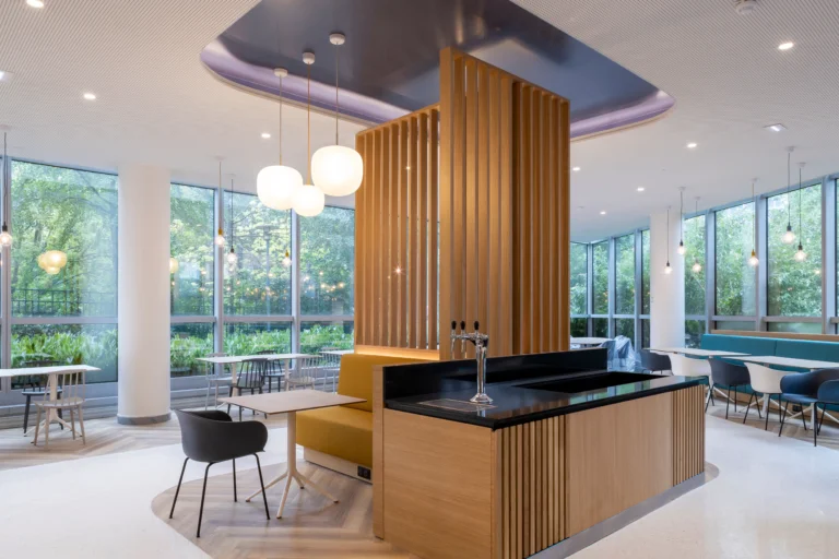 creation-dun-espace-de-cafetaria-et-espace-de-repos-dans-un-batiment-professionnel