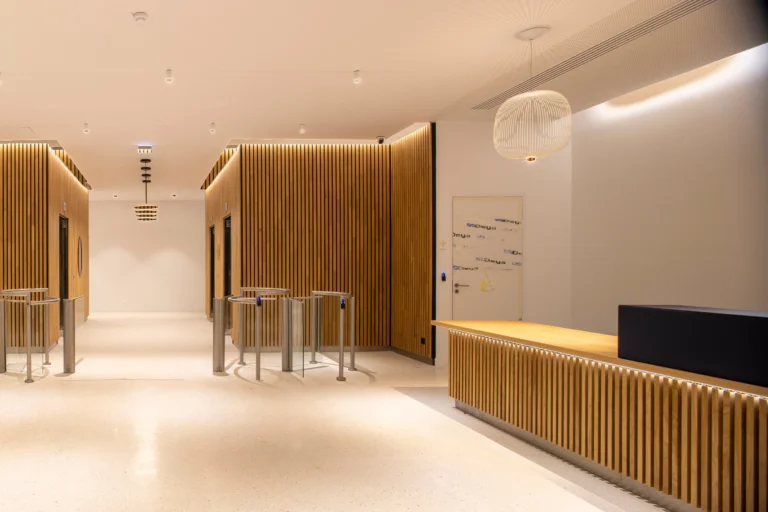 installation-dune-banque-daccueil-batiment-professionnel