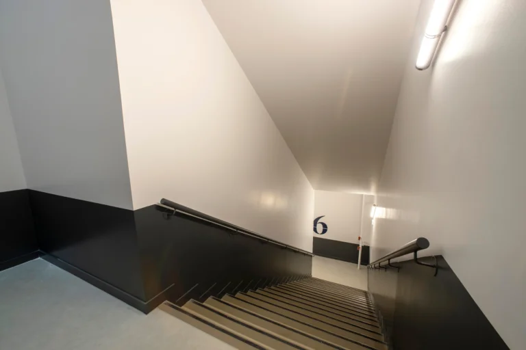 renovation-dune-cage-descalier-pour-entreprise