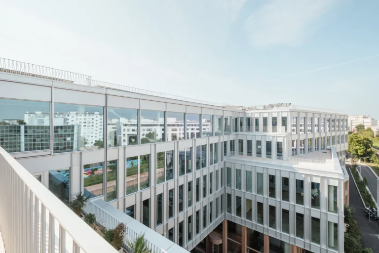 Photo du bâtiment avec vue terrasse
