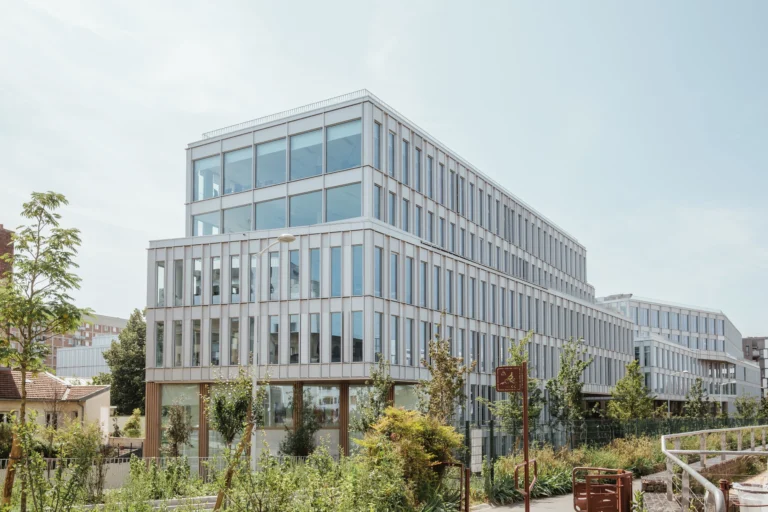 Photo du bâtiment en longueur