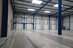 Rénovation de l’intérieur de l’entrepôt logistique