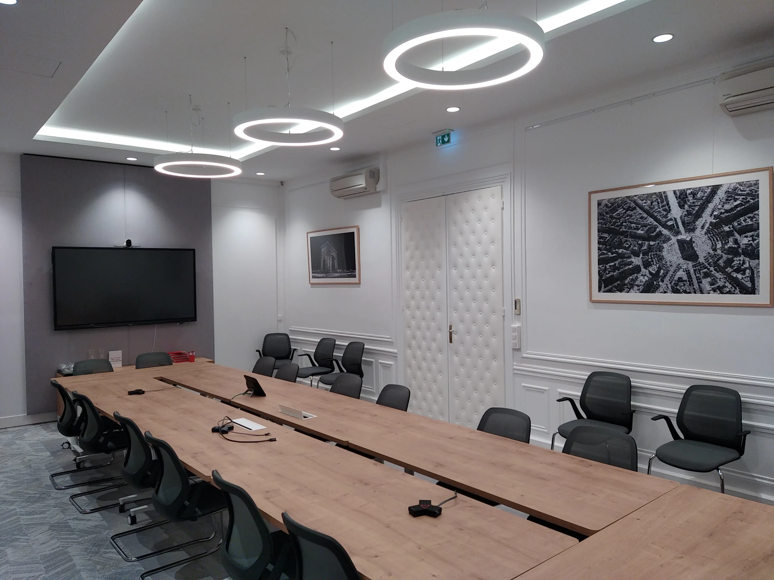 Salle de réunion rénové dans un bâtiment haussmannien