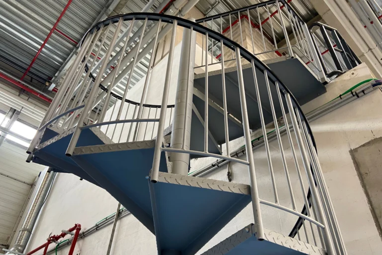 Installation d’un escalier métallique pour accéder à la mezzanine.
